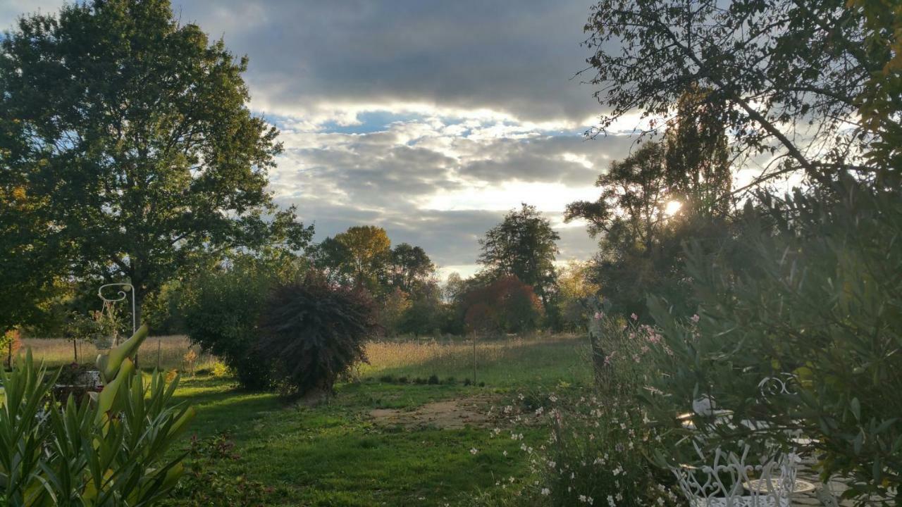 Le Savoir Vivre Bonnes (Charente) Exterior photo